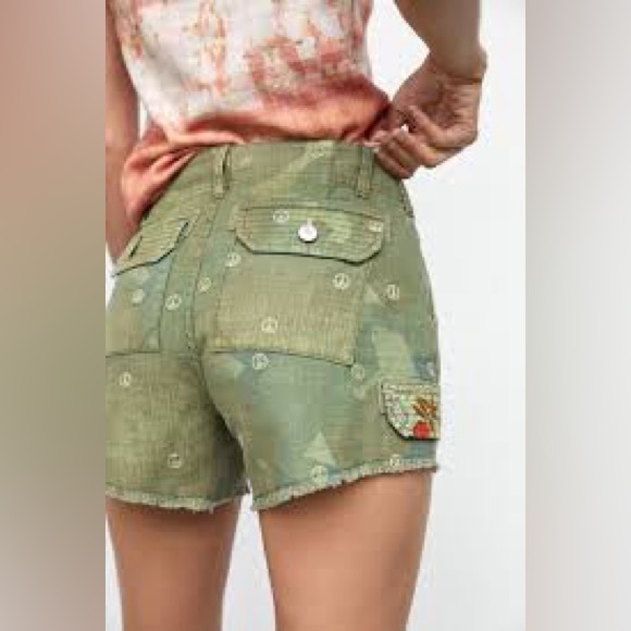 NWOT Anthropologie Pilcro Peace Camo Shorts - Size 27 - Picture 1 of 11